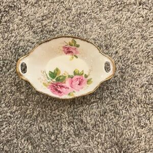 VINTAGE ROYAL ALBERT BEAUTY Open Handle Candy Dish